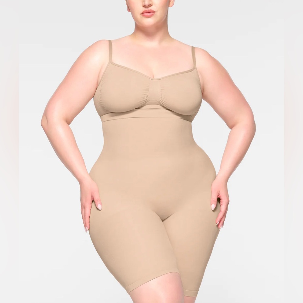 NWOT SKIMS SCULPTING HIGH-WAISTED ABOVE THE KNEE SHORT